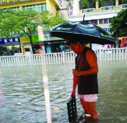 暴雨中“井盖哥”原是保安员 - 行业新闻 - 必发bifa