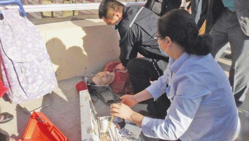 老人买菜突发心脏病 过路医生相助保安照料 - 行业新闻 - 必发bifa