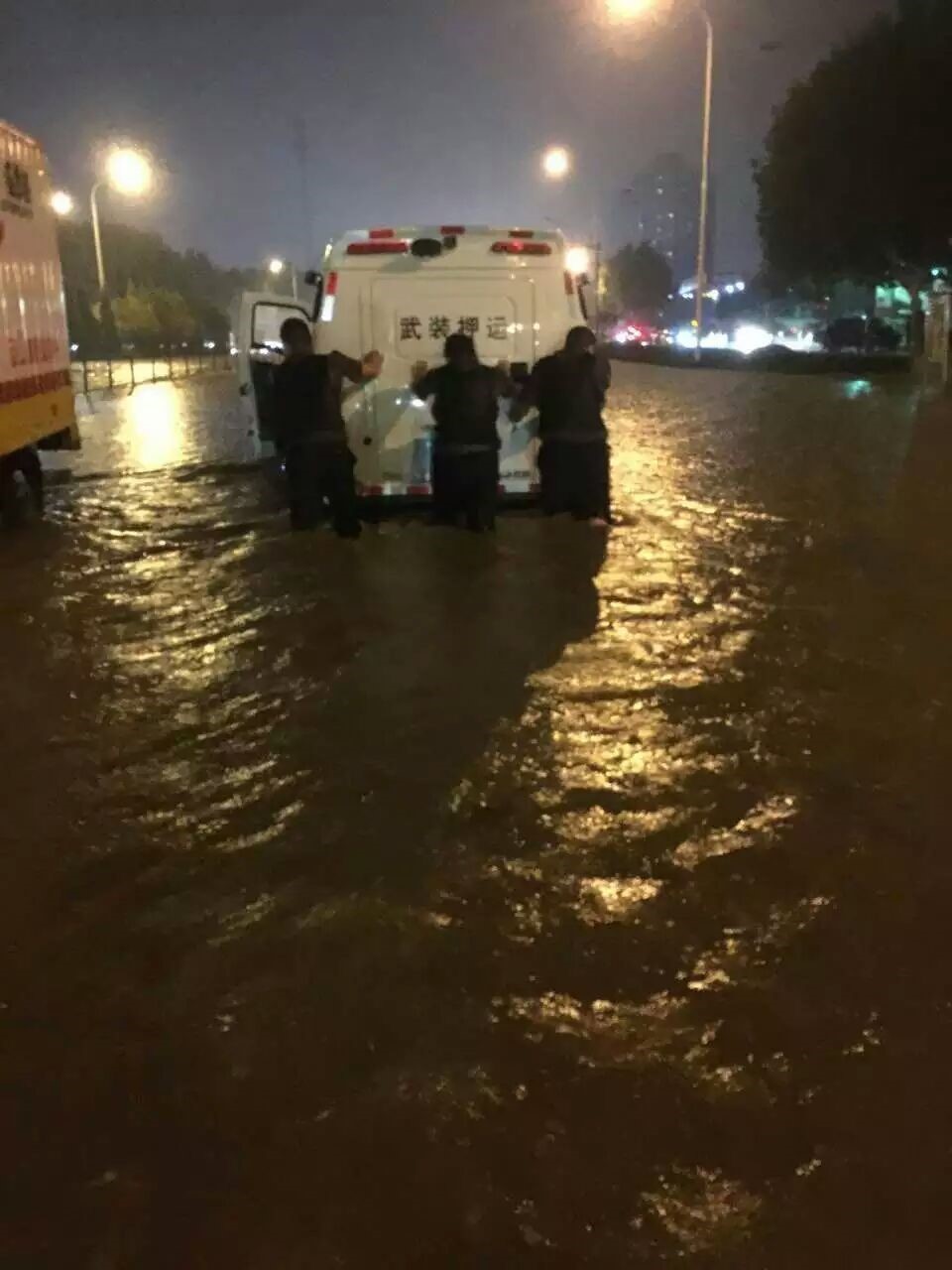雨中彰显责任  “推”出来的财物平安 - 行业新闻 - 必发bifa